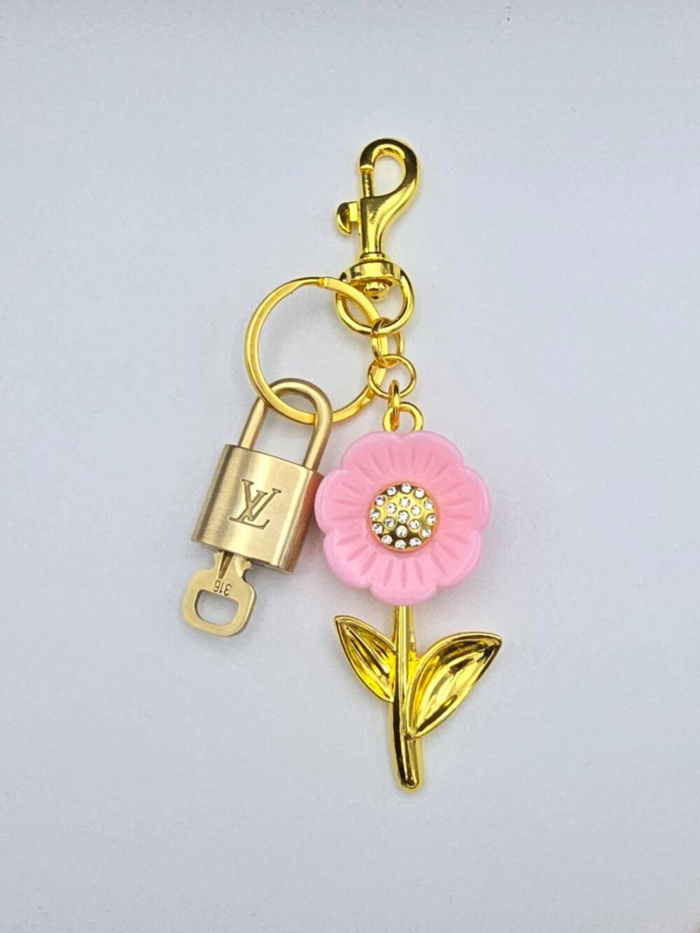 Authentic LV Louis Vuitton Gold Lock & Key 🔑 Unbranded Flower Keychain Charm - Picture 4 of 10